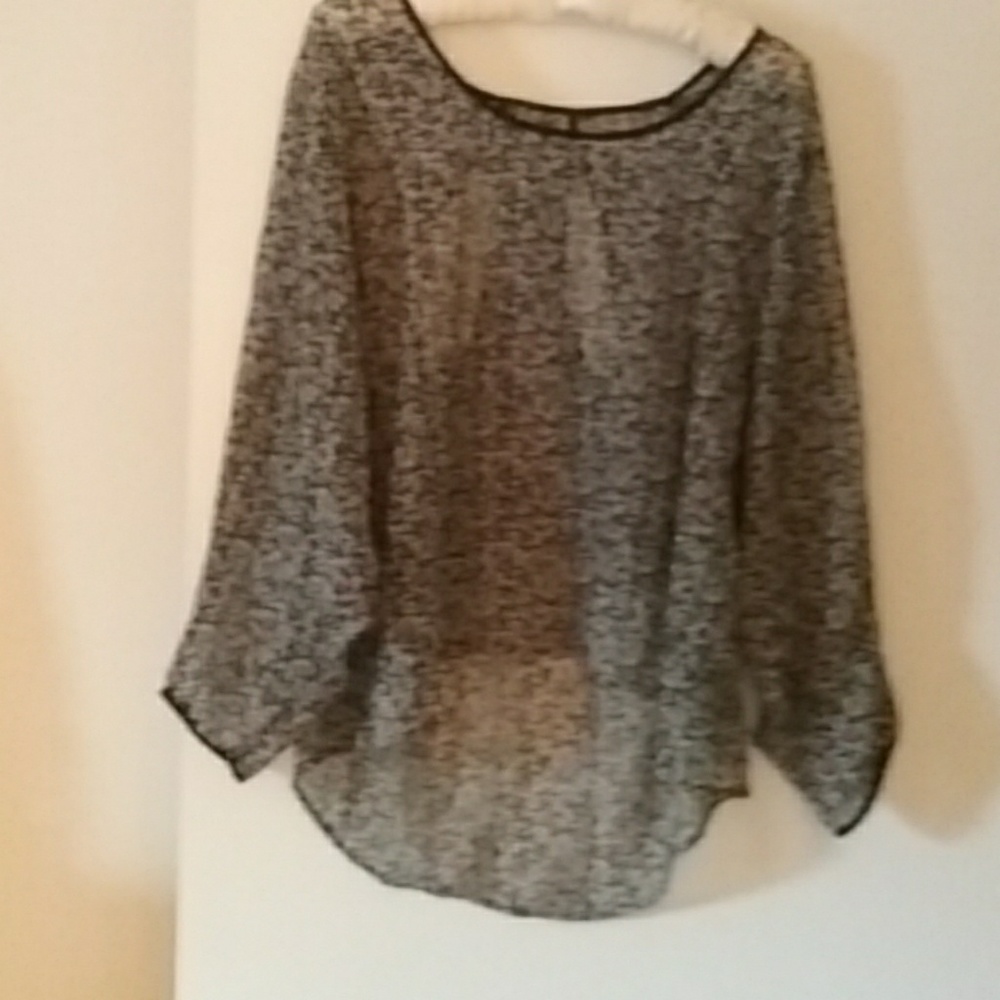 Blouse,goes with black pants listed